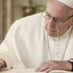 Il Papa: la letteratura educa cuore e mente, apre all’ascolto degli altri